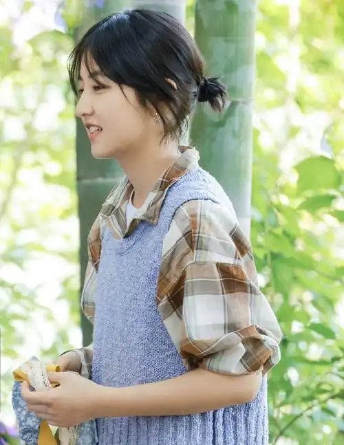 张子枫烫卷发太有女人味,张艺兴要秀肌肉-大恒文化