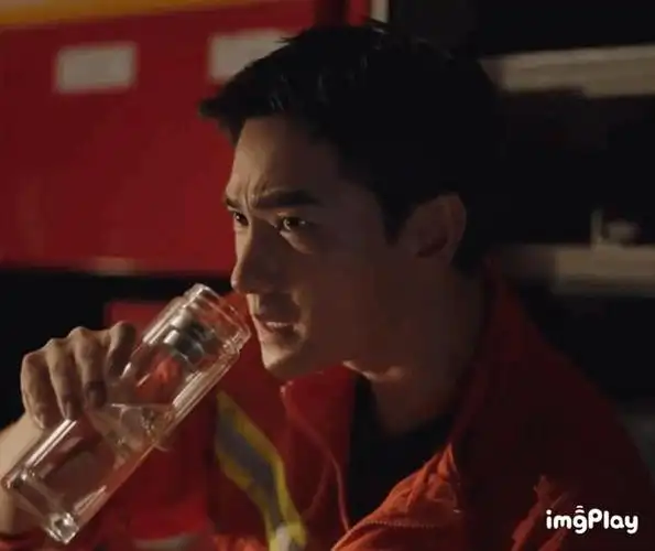 而杨洋却显得平淡无奇,甚至被网友吐槽演技差,油腻,做