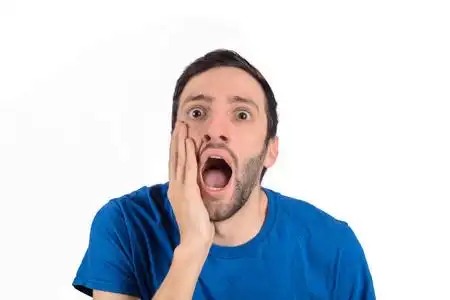 有着夸张表情的年轻人.照片