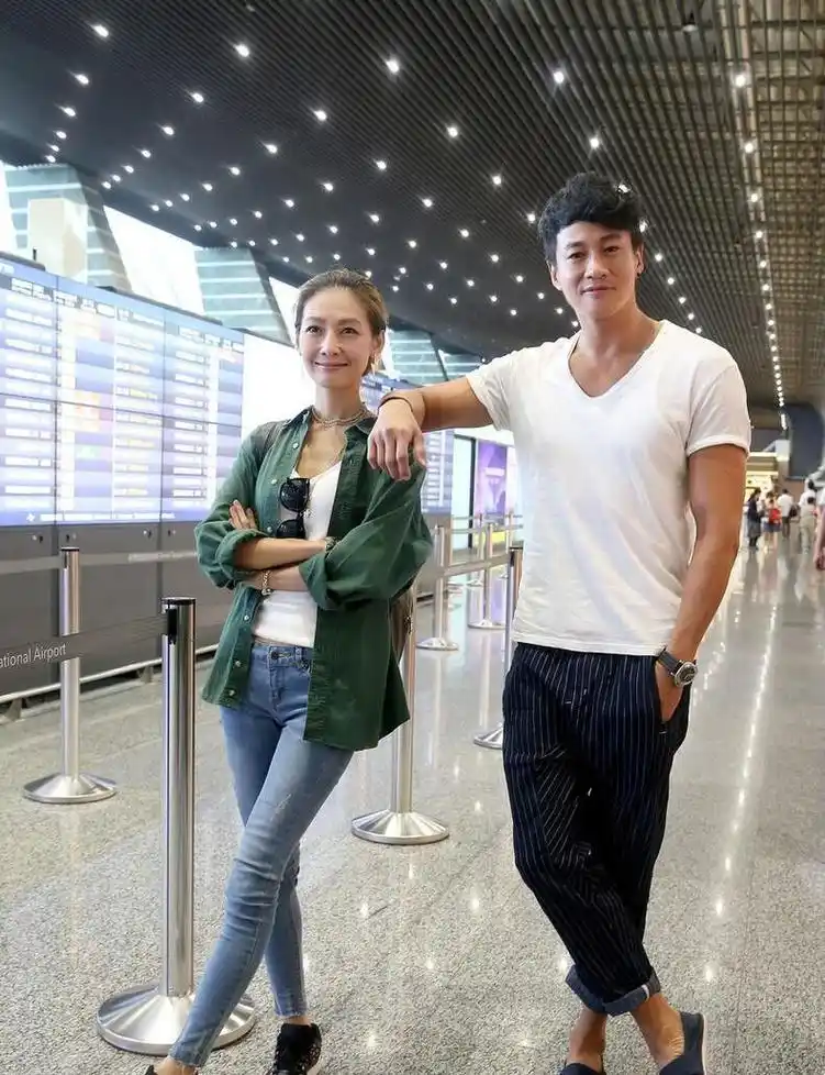 何润东妻子气质真足衬衫配白内搭清新大方穿窄腿裤看出有多瘦