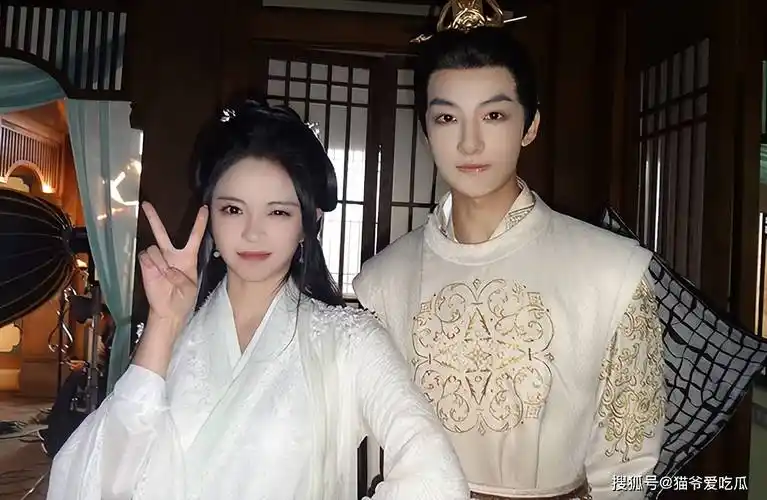 执笔男女主资料叶盛佳李沐宸30岁却长着20岁的脸