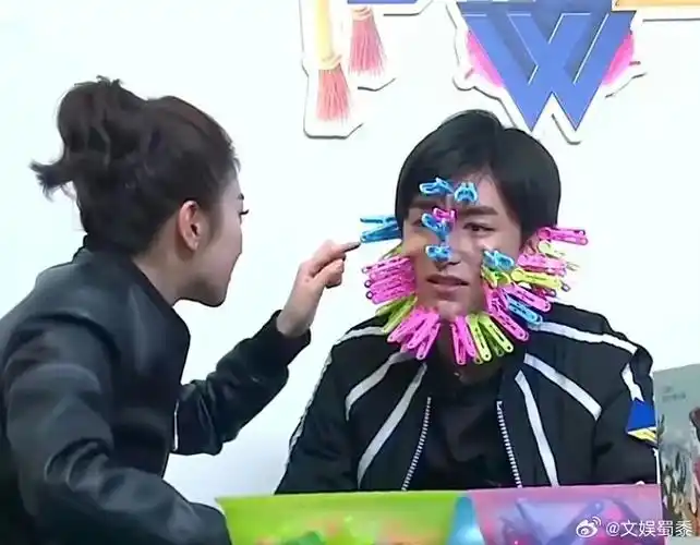 王俊凯录蓝台节目时脸上夹41个夹子,杨紫生理期时,还被节目组要求光脚