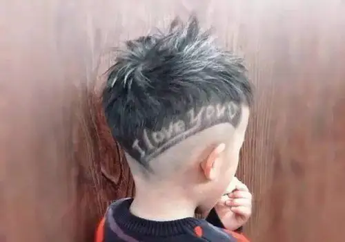 图案刻痕让男童剃头造型一点也不简单 男童刻痕发型图片教你最新款