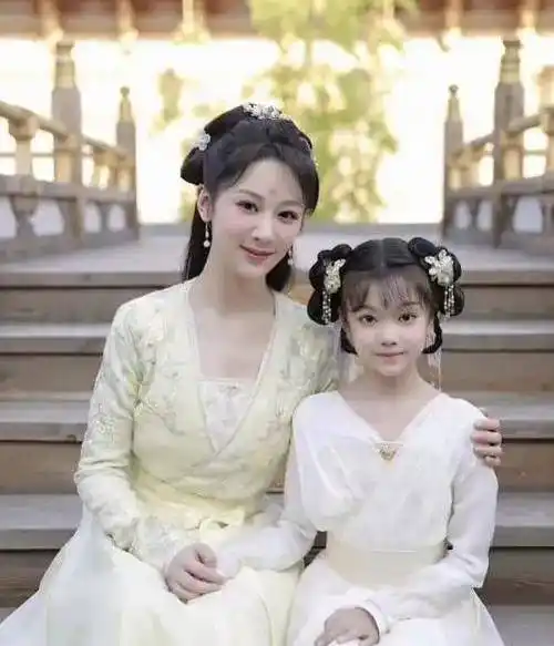 4年过去了,与秦俊杰分手的杨紫再爆新瓜,即使是假的看着也开心_肖战