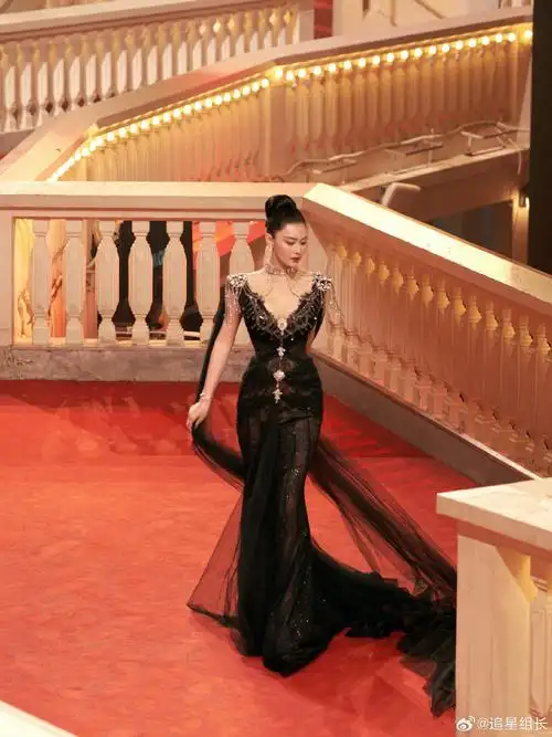 张馨予红毯前勒腰#女王气场全开,简单大气的高盘发型突出礼服在脖子