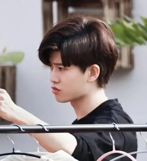 任嘉伦嘟嘟嘴92十八宫格    大年初七啦……一起来嘟嘟嘴92