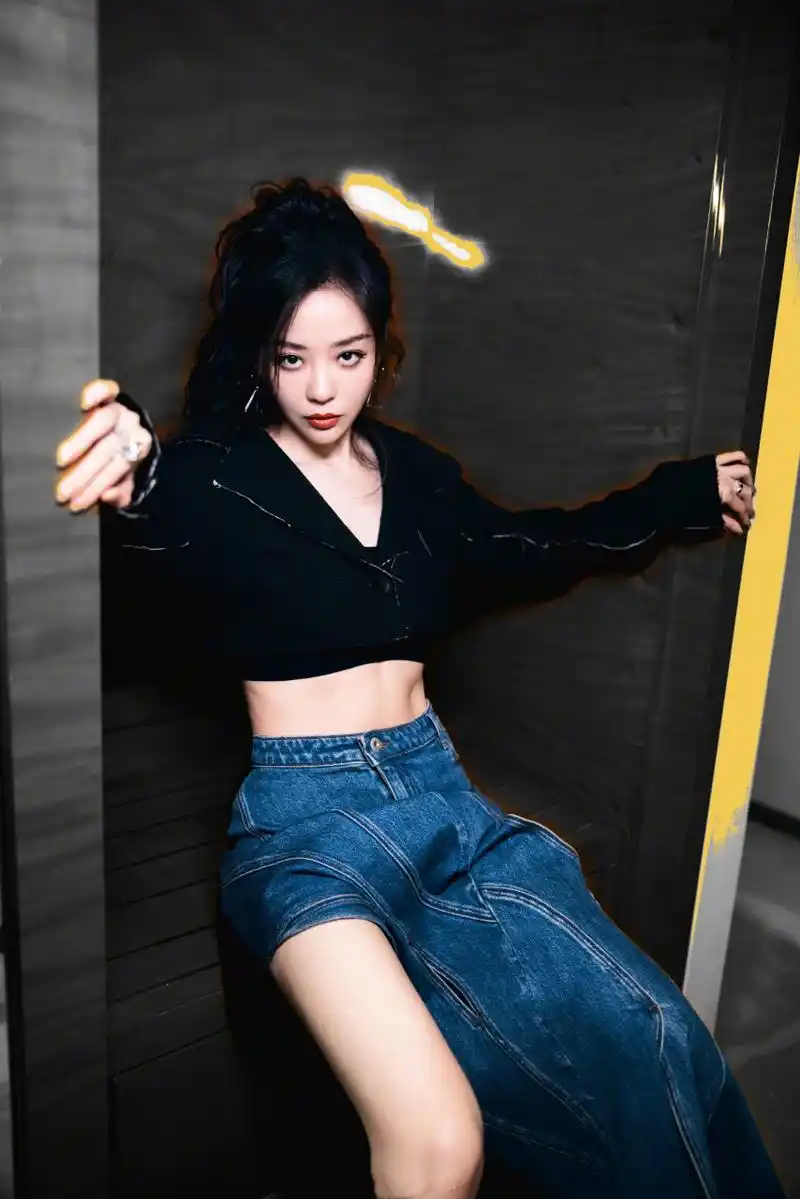 张靓颖:露马甲线的小腰精 #张靓颖