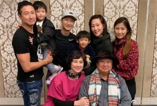 洪金宝女儿36岁还没嫁人,看到照片,这应该没人敢娶吧?