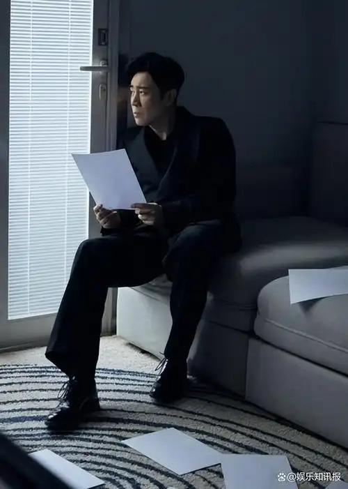 于和伟在华表奖舞台展现童真一面,凭借过硬表演作品成颁奖礼常客