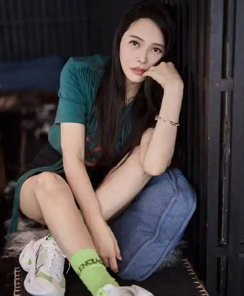 伊能静真有50岁?穿休闲装活力,换上粉色薄纱裙更少女!_造型_个性_时尚