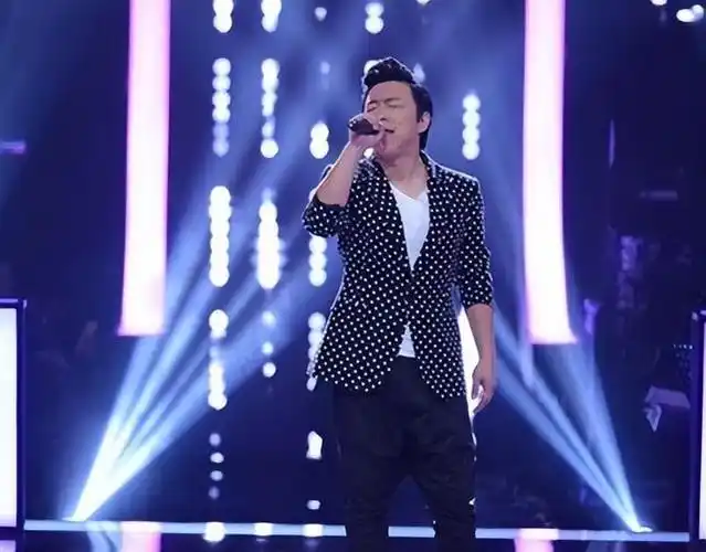 黄渤不仅会听录音机里的歌曲,还会跟着录音机中的歌曲一起唱.