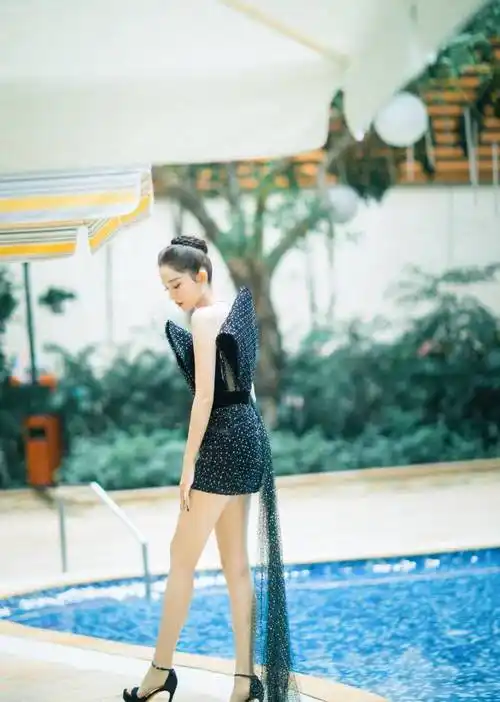 古力娜扎挑战花瓣裙镜头拉近那一刻化身妖艳黑玫瑰