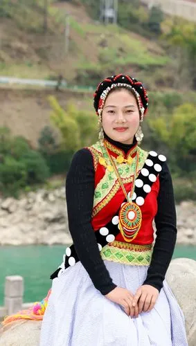 >专题怒族姑娘 变化二 草果产量占全国三分之一 过去的怒江,各族人民