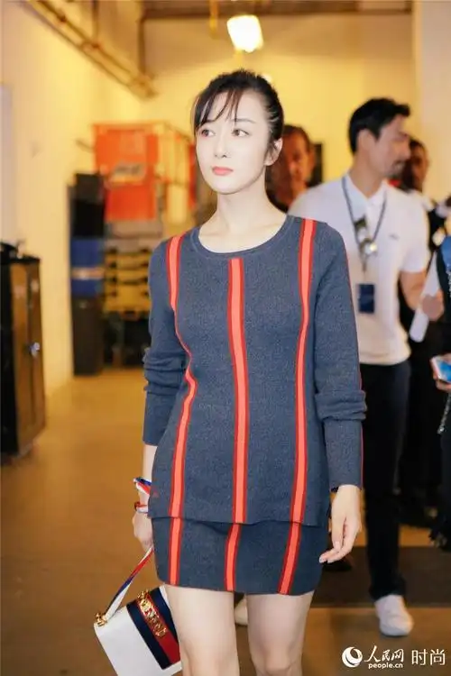 李依晓现身lacoste大秀 条纹套装带来崭新style