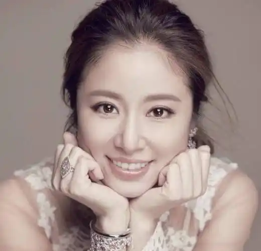 林心如旧照系列再更新,面容青涩露小虎牙,满屏都是年代感_照片_时代