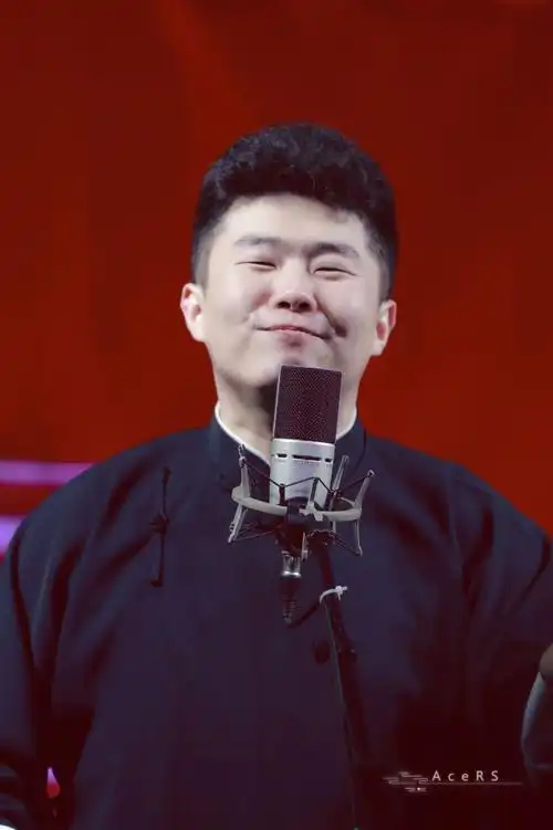 周九良笑黑色大褂