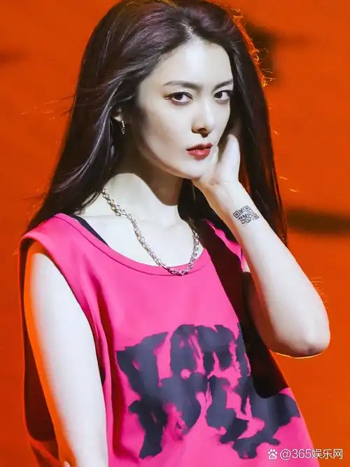 傅菁:前火箭少女101成员,曾是王思聪旗下艺人,从歌手到演员的逆袭,靠