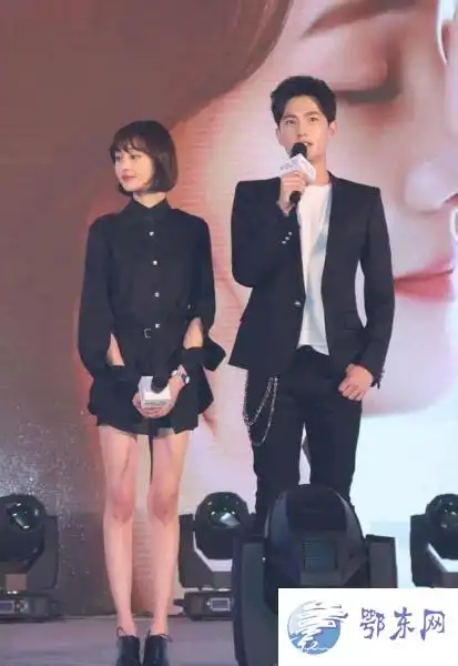 郑爽继拿掉鼻子假体疑似再拿掉假下巴美回来了 获杨洋表白"很漂亮"!