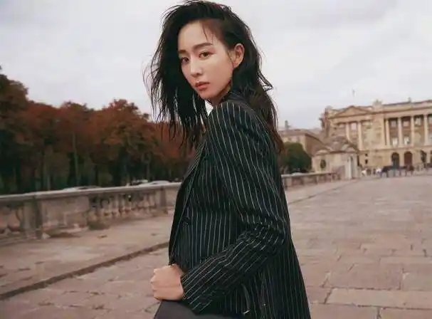 原创原创37岁的张钧甯秋装新造型灰色风衣条纹西装演绎法式风情