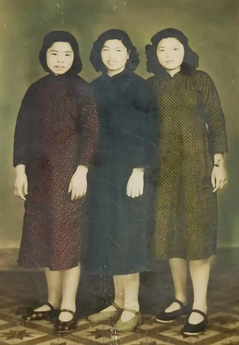 上色旗袍美女合影老照片～民国时期