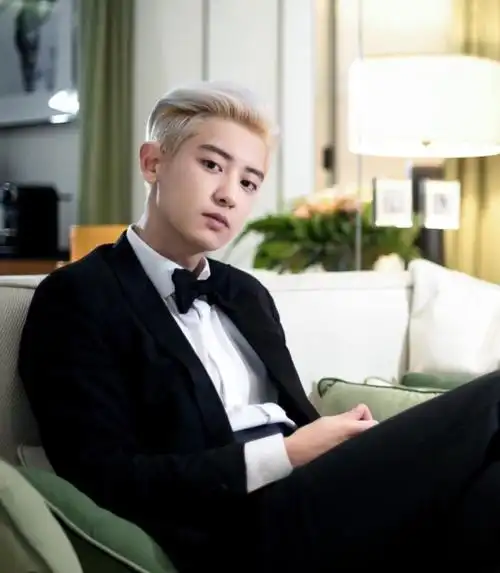 朴灿烈/烈烈之前意大利行程的高清西装图,像极了一位新郎