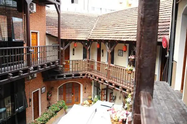 佟大为在青岛拍门第的那个里院变这样了02太美