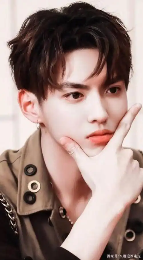 你喜欢吴亦凡帅气的颜值还是高冷的气质