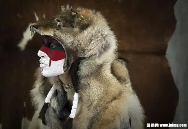 身披狼皮的印第安人图片