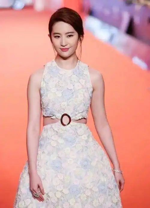 刘亦菲广告大片流出穿西装吃路边摊演绎港风美女眼神温柔忧郁