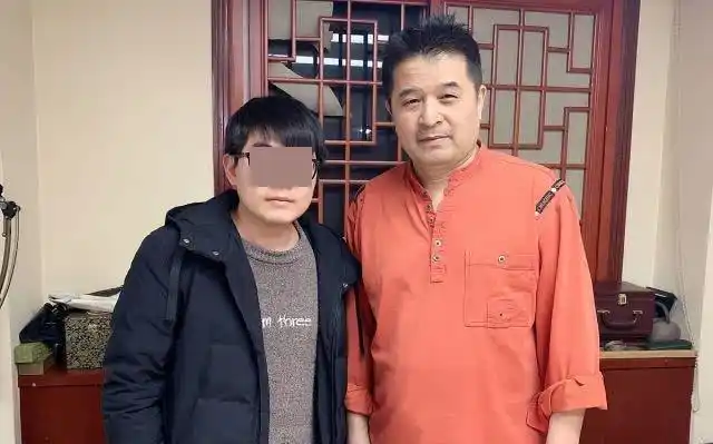 毕福剑参加饭局再被拍说话依旧多不喝酒只喝茶