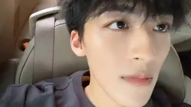 何洛洛怼脸wink视频