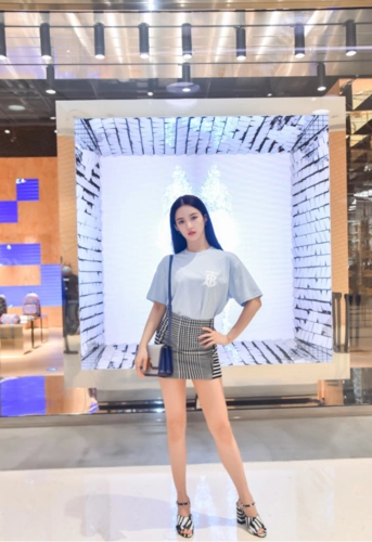 刘些宁衣品跟颜值果然是成正比的!再大的西装,也能穿出港风味_时尚