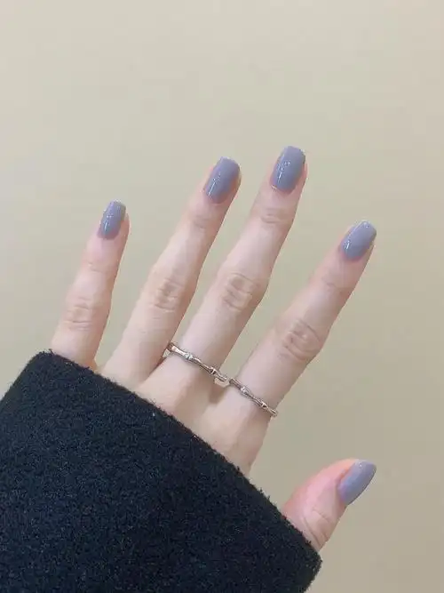 带点梦幻感的雾霾蓝灰美甲,近于灰略带蓝的浅灰色,整个色调上面淡雅