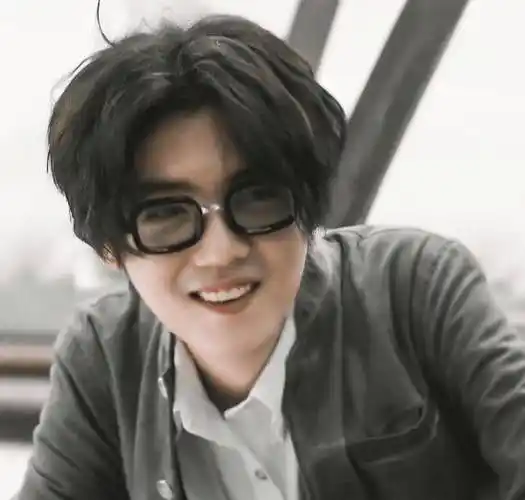 难怪鹿晗总不哈哈大笑,看到他唯一一张"大笑照",丑到判若两人_公司