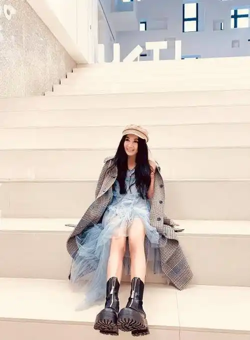 温碧霞为显年轻,故意穿"仙女裙"露面,这身材不给00后留活路_魅力_气质