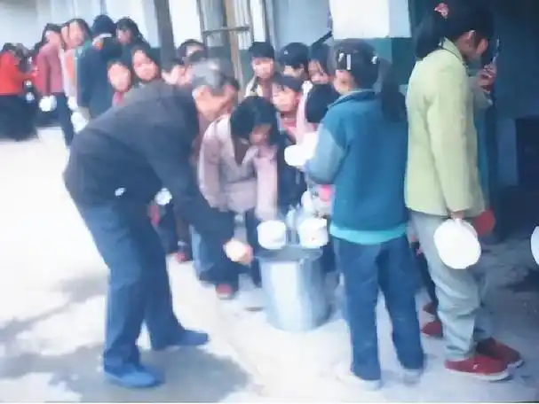 回顾江诗信做了14年好事资助2146个儿童为何在06年跳楼自杀