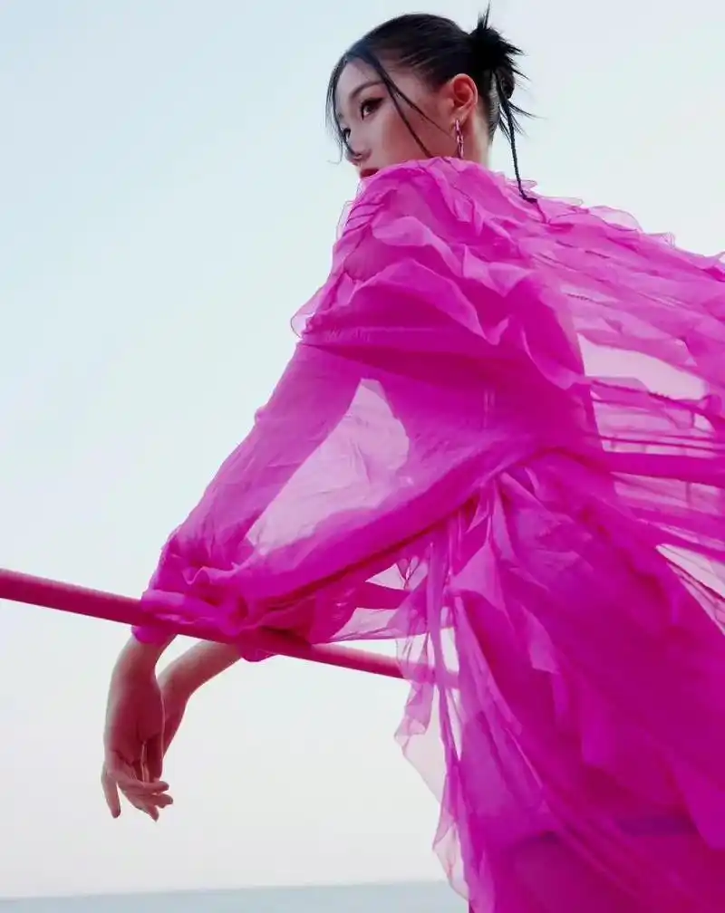 gif创作人# 关晓彤 粉色海洋, 大长腿秀色可餐! 国民闺女, 初长成.