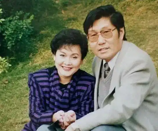 他一婚娶学生李谷一,二婚娶音乐教授,如今自己81岁儿子才28岁