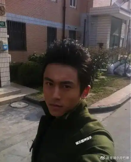 张哲瀚也有路人甲时期?看到照片,网友:确实普通!