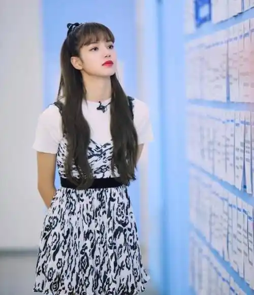 lisa白色连衣裙太仙了,长腿蛮腰遮不住,难怪坤坤都挪不开眼睛_蔡徐坤