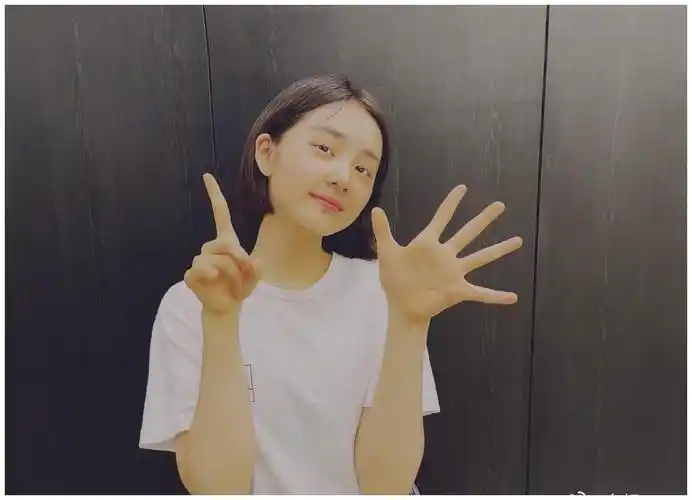 黄磊女儿黄多多染金色头发见网友满脸不屑依旧在装学霸人设