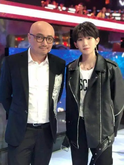 为了成为小宝眼中最好的爸爸,还需要一张和王源的合影;在微博之夜活动