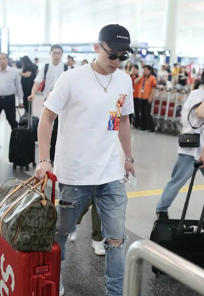 欧豪白t牛仔裤气质清爽 戴墨镜走痞帅风大长腿瞩目