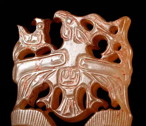 石家河 鹰攫人首玉饰