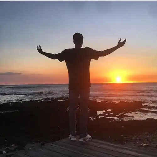 贾斯丁比伯_背影大海_头像