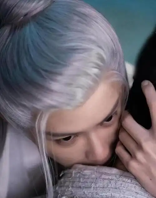 一头银发在风里飘啊