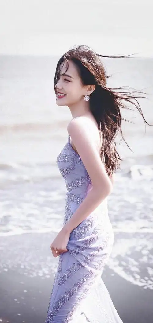 李一桐的长相并不是圈内最美的,但她是那种清纯甜美治愈系