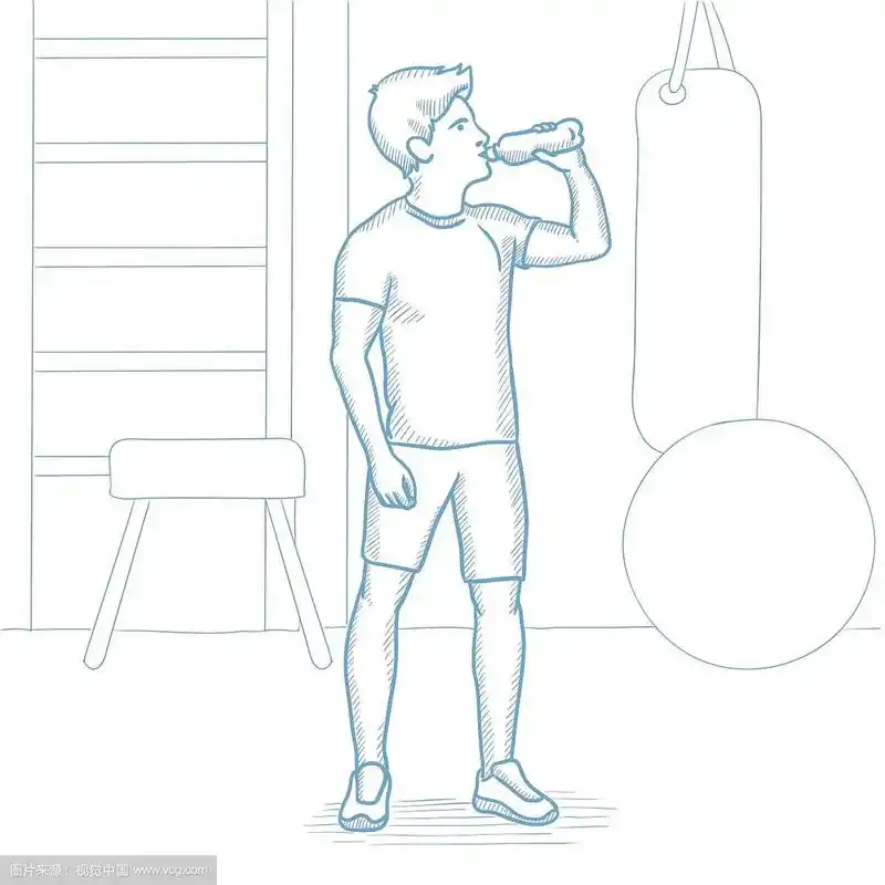 在体育馆里喝水的花花公子