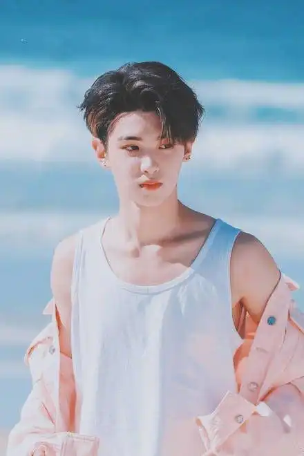 justin黄明昊 沙滩帅照