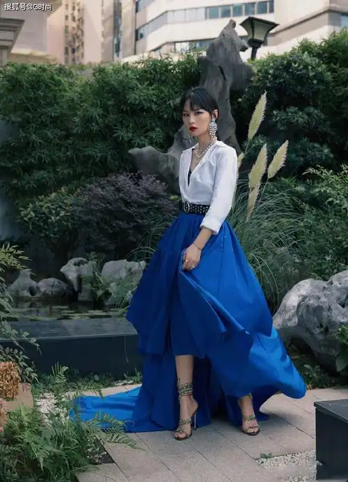 周笔畅v领白衬衫搭黑色上衣 蓝色拖地长裙经典利落